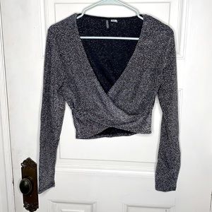 Sparkle Criss Cross Top. Long Sleeve V-Neck. DIVIDED brand.  Size M